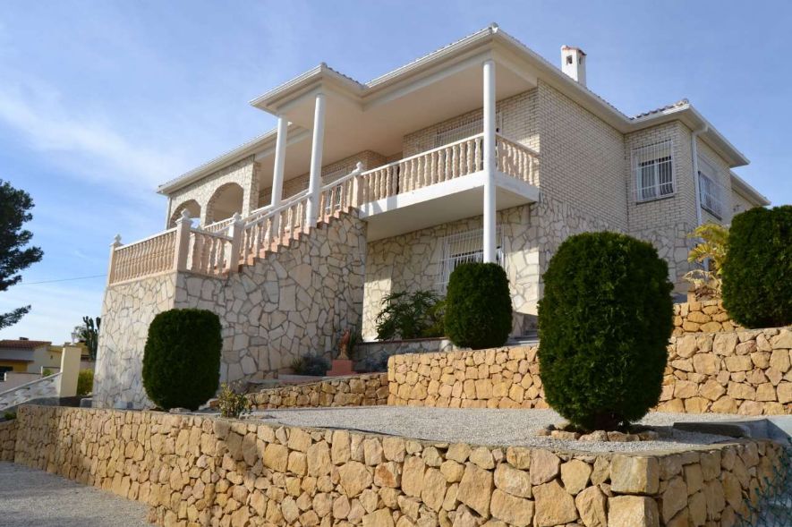 ¡Amplia villa con vistas panorámicas en La Nucía!