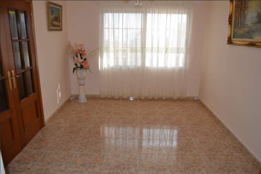 ¡Amplia villa con vistas panorámicas en La Nucía!