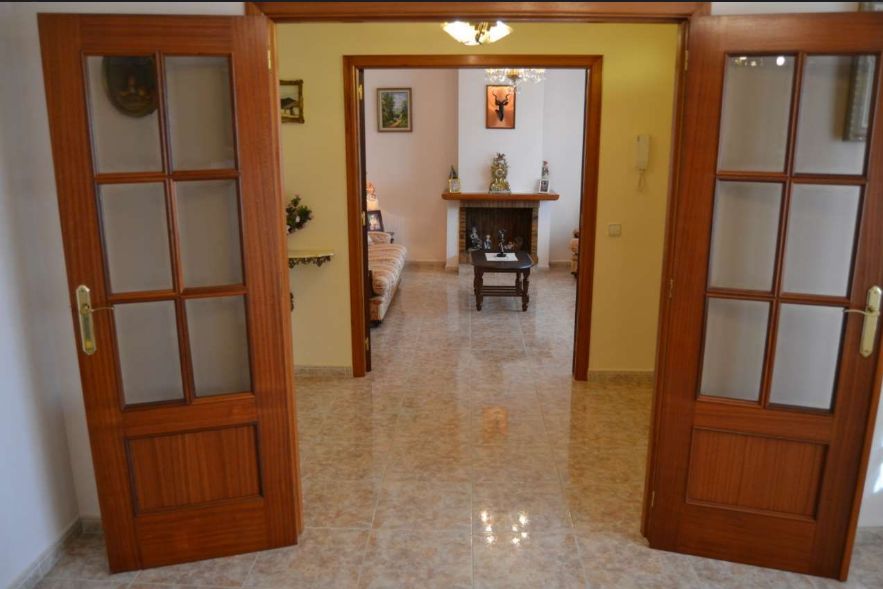¡Amplia villa con vistas panorámicas en La Nucía!