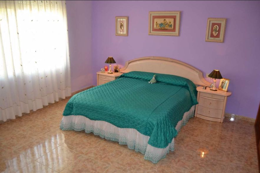 ¡Amplia villa con vistas panorámicas en La Nucía!