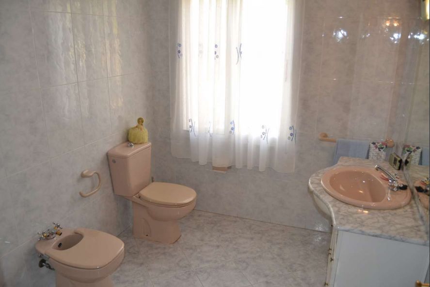 ¡Amplia villa con vistas panorámicas en La Nucía!
