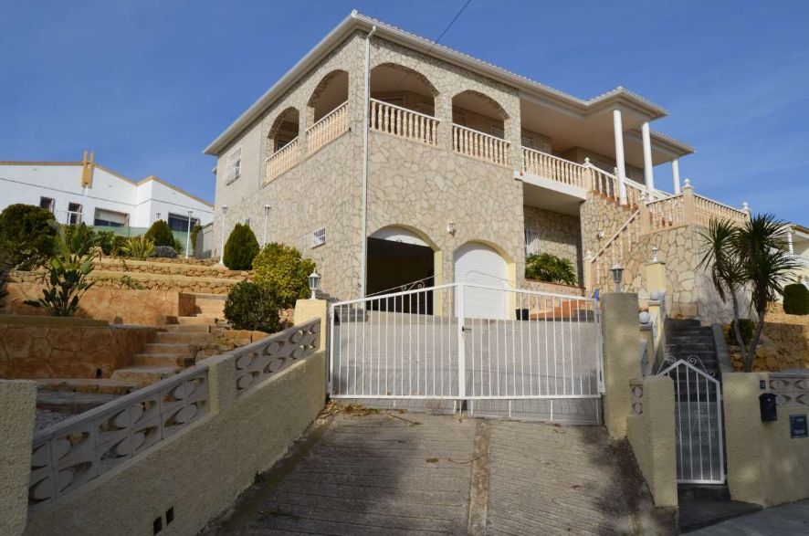 ¡Amplia villa con vistas panorámicas en La Nucía!