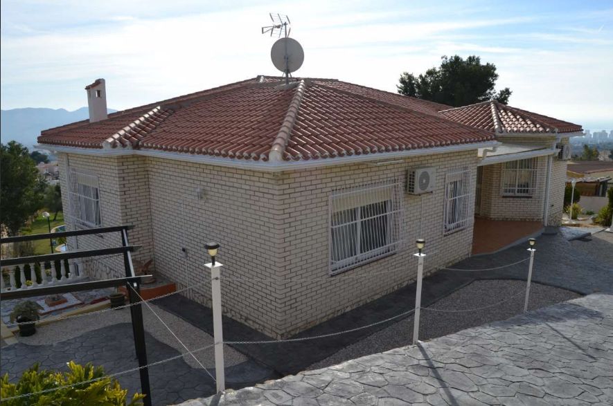 ¡Amplia villa con vistas panorámicas en La Nucía!