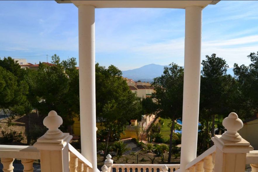 ¡Amplia villa con vistas panorámicas en La Nucía!
