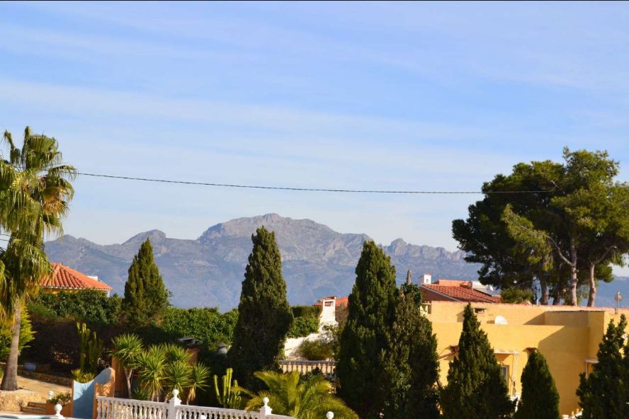 ¡Amplia villa con vistas panorámicas en La Nucía!