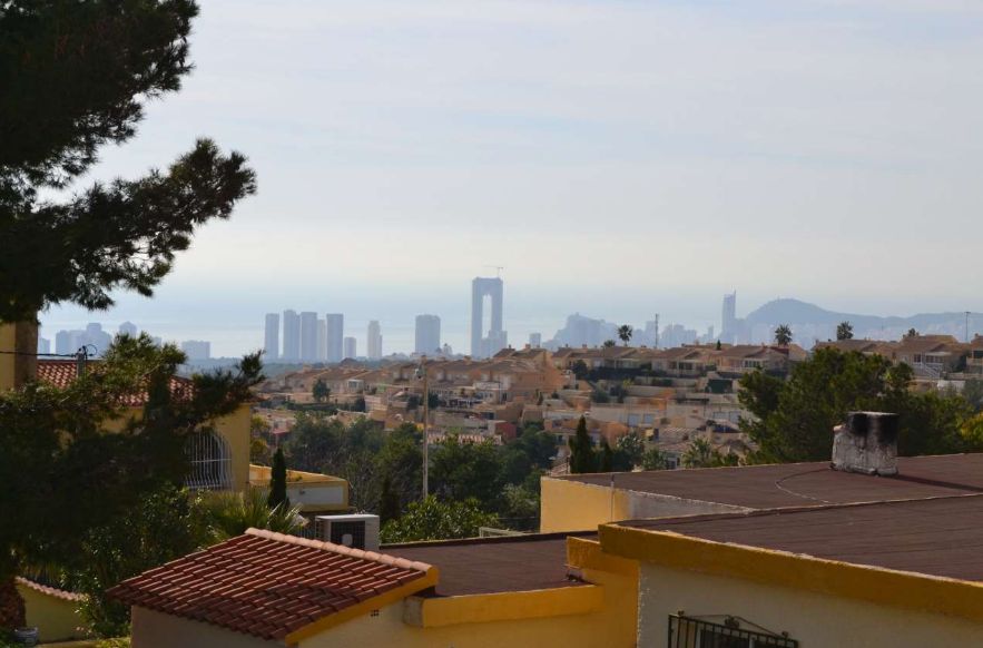 ¡Amplia villa con vistas panorámicas en La Nucía!