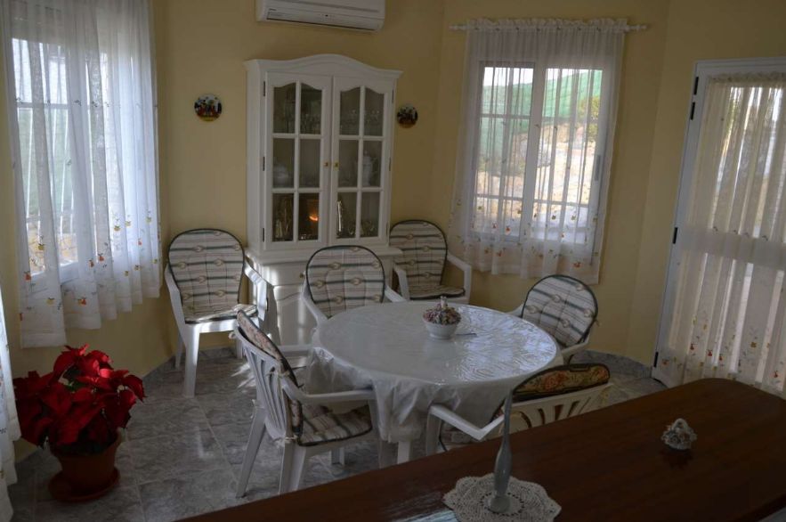 ¡Amplia villa con vistas panorámicas en La Nucía!