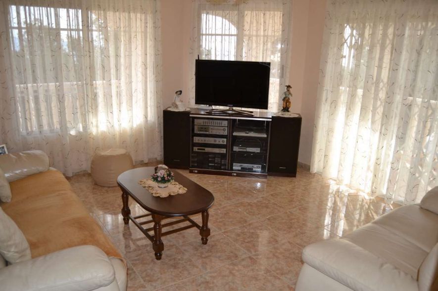 ¡Amplia villa con vistas panorámicas en La Nucía!