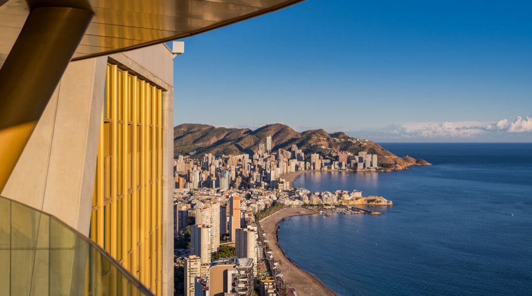 Apartamentos en Benidorm con vistas panorámicas al mar.
