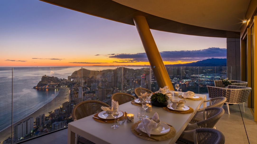 Apartamentos en Benidorm con vistas panorámicas al mar.