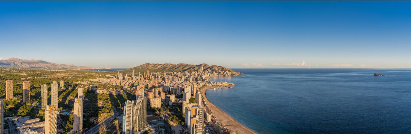 Apartamentos en Benidorm con vistas panorámicas al mar.