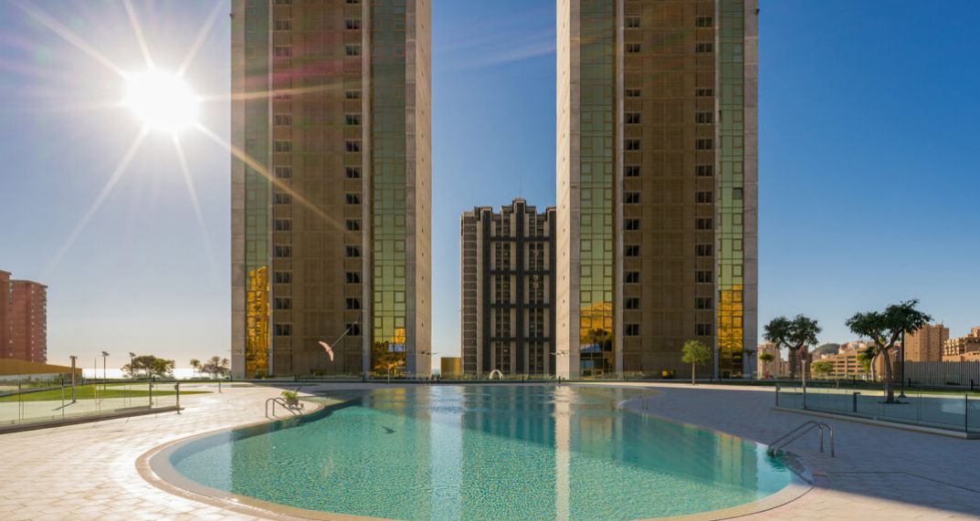 Apartamentos en Benidorm con vistas panorámicas al mar.