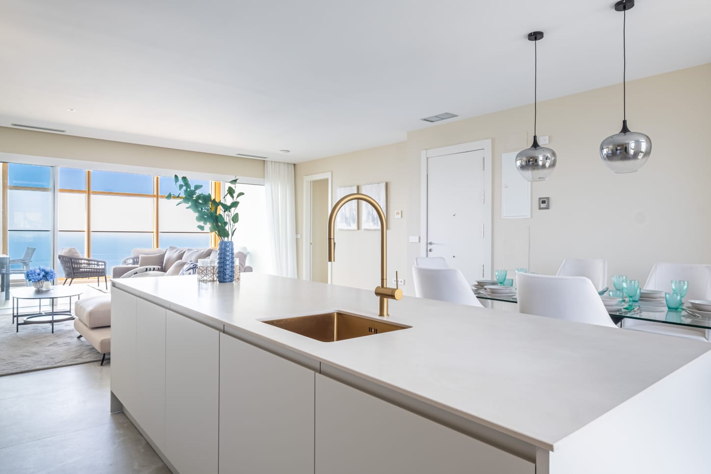 Apartamentos en Benidorm con vistas panorámicas al mar.