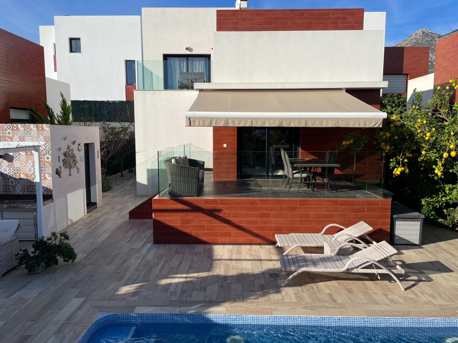 Villa en un lugar pintoresco a los pies del monte Ponoig, en Polop 