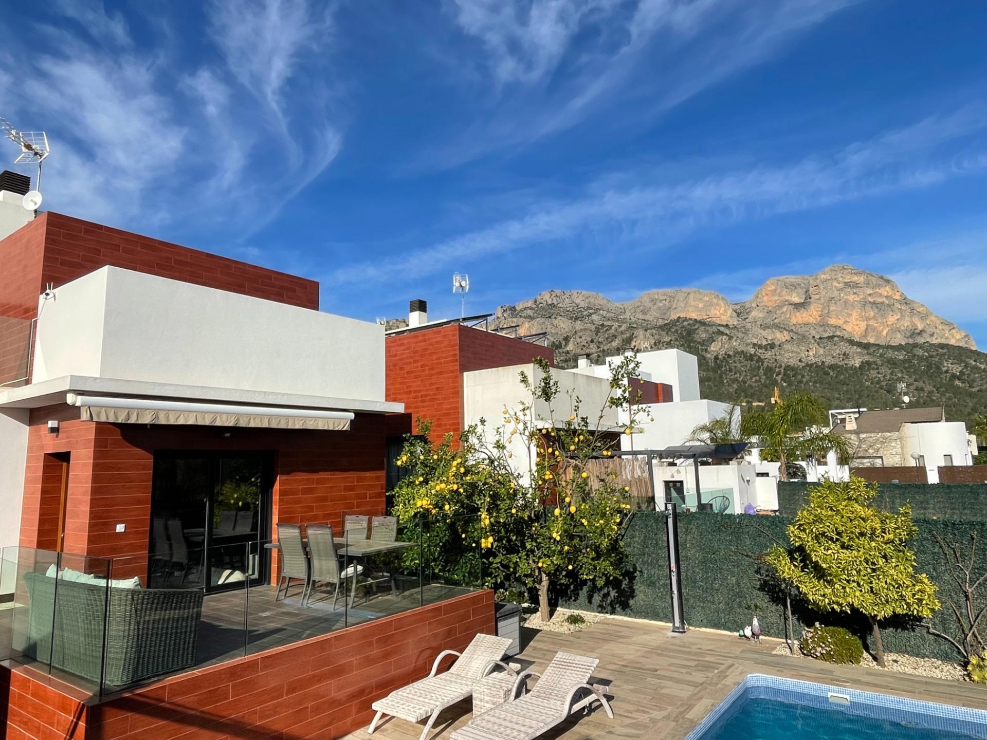 Villa en un lugar pintoresco a los pies del monte Ponoig, en Polop 