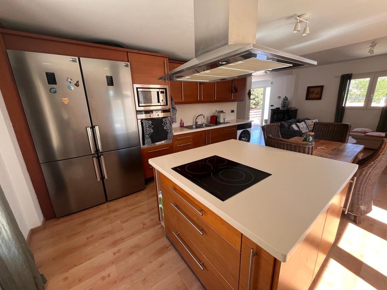 Spacious semi-detached single-family home with a pool in Alfaz del Pi.