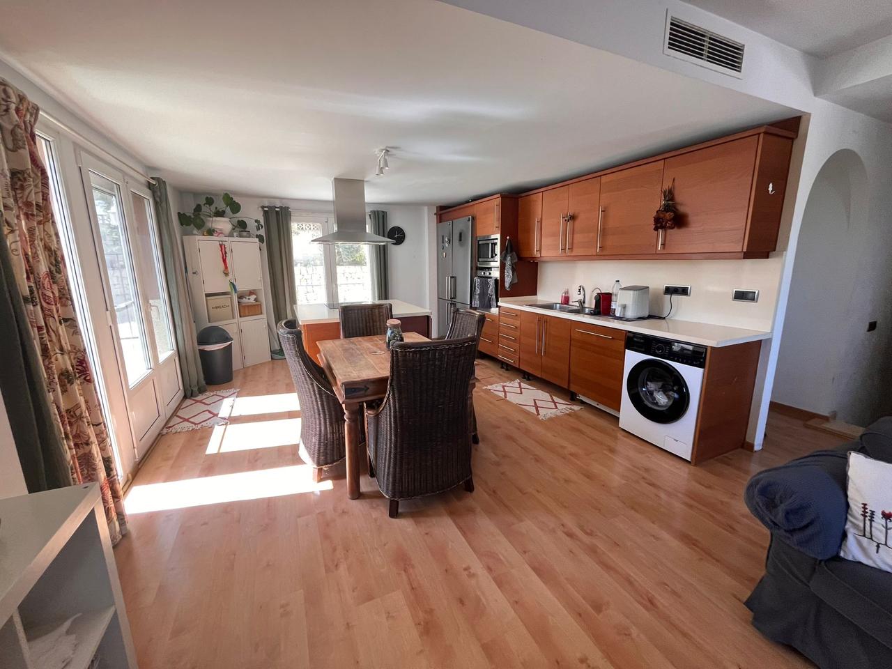 Spacious semi-detached single-family home with a pool in Alfaz del Pi.
