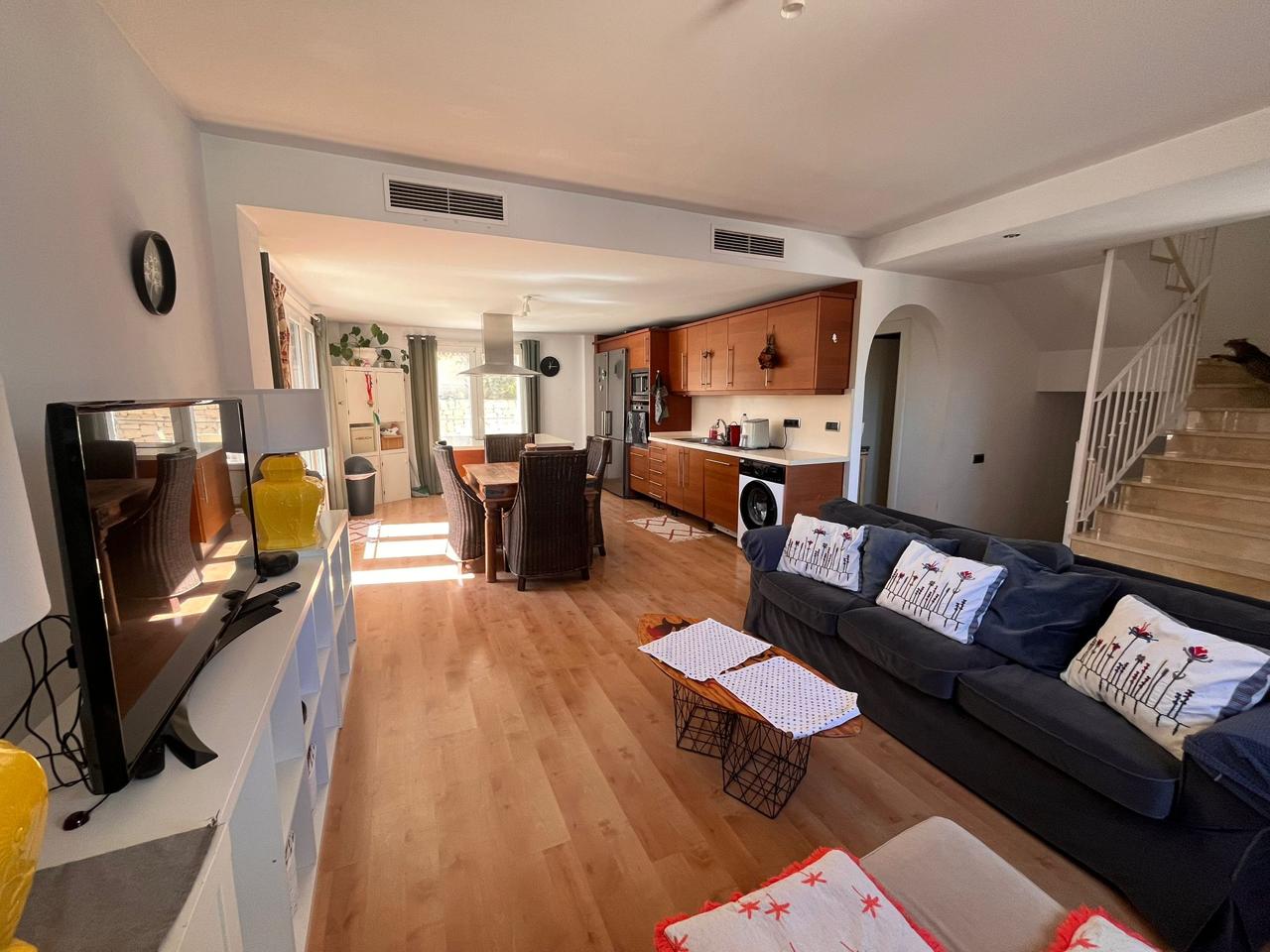 Spacious semi-detached single-family home with a pool in Alfaz del Pi.