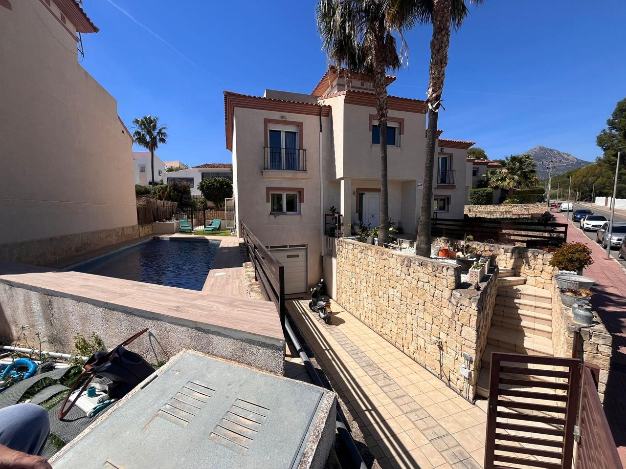 Spacious semi-detached single-family home with a pool in Alfaz del Pi.