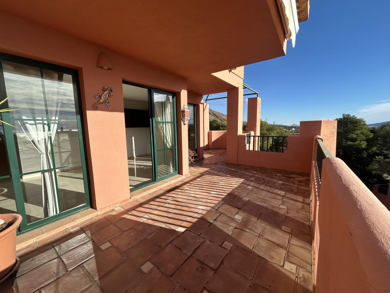 Ático dúplex de lujo en venta en Sierra Cortina, Finestrat – Vistas al mar y a la montaña