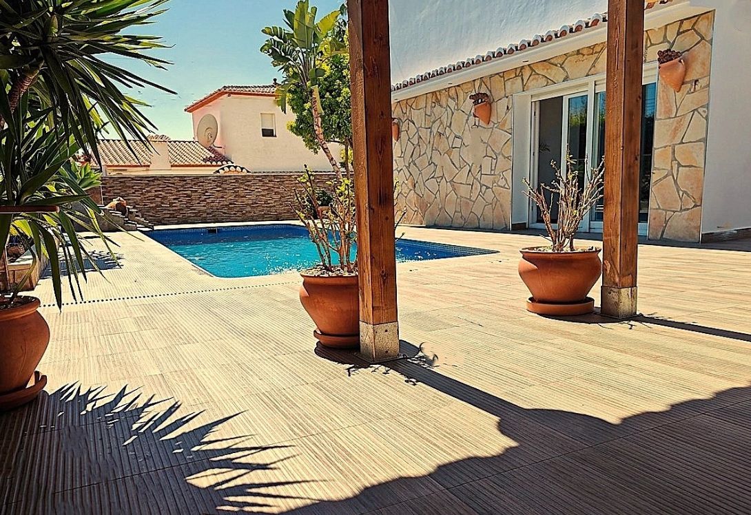 Villa moderna con piscina, en Calpe