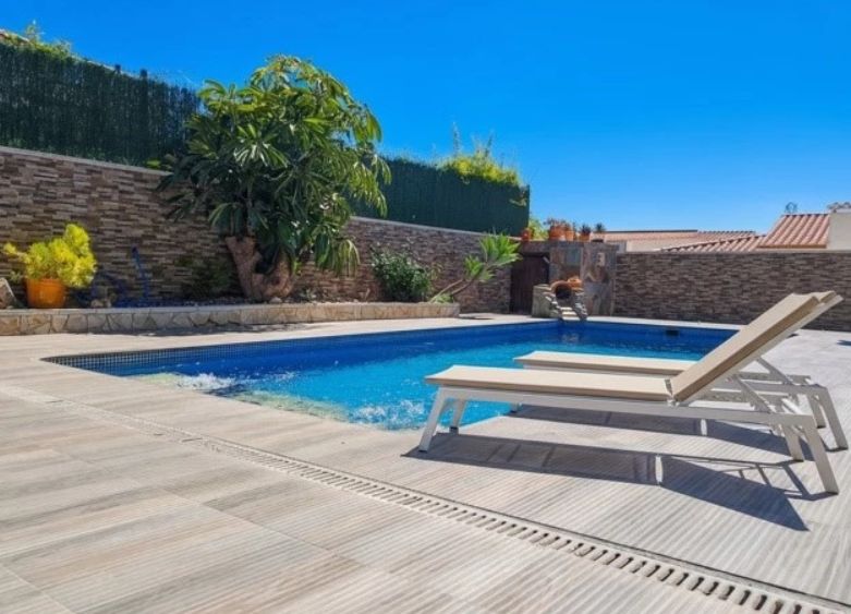 Villa moderna con piscina, en Calpe