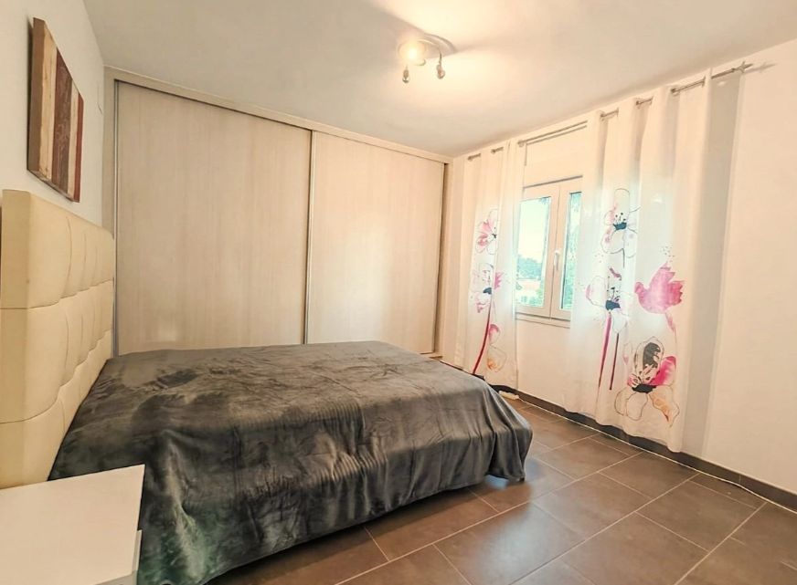 Villa moderna con piscina, en Calpe