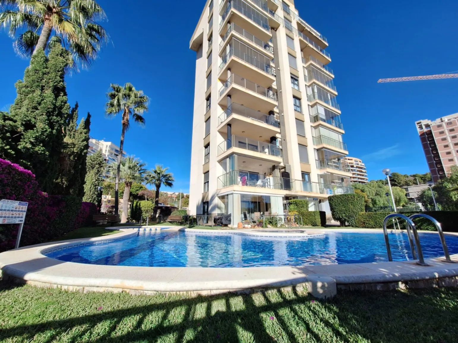 Apartamento en venta de 2 habitaciones y 2 baños con piscina comunitaria.