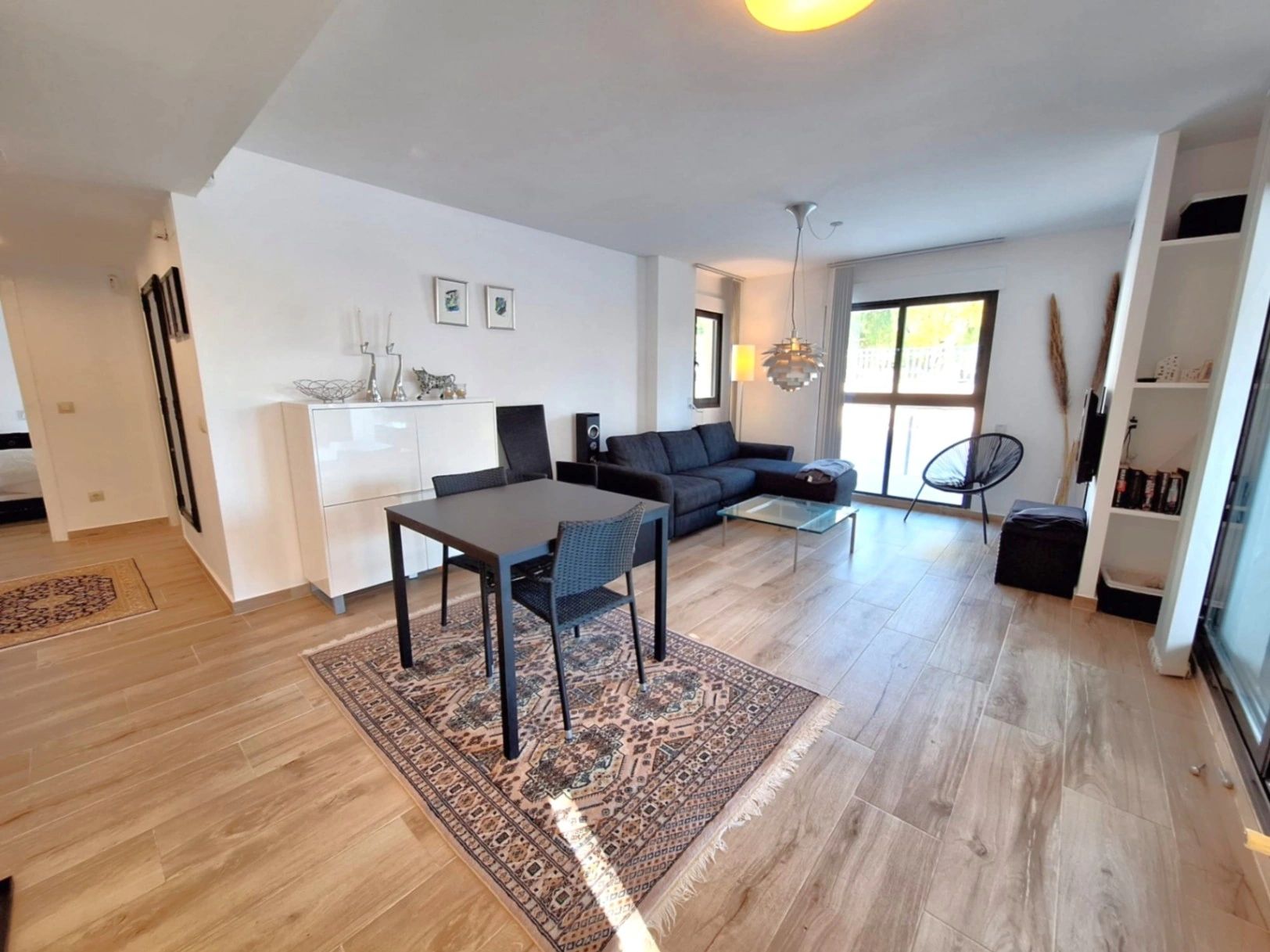 Apartamento en venta de 2 habitaciones y 2 baños con piscina comunitaria.