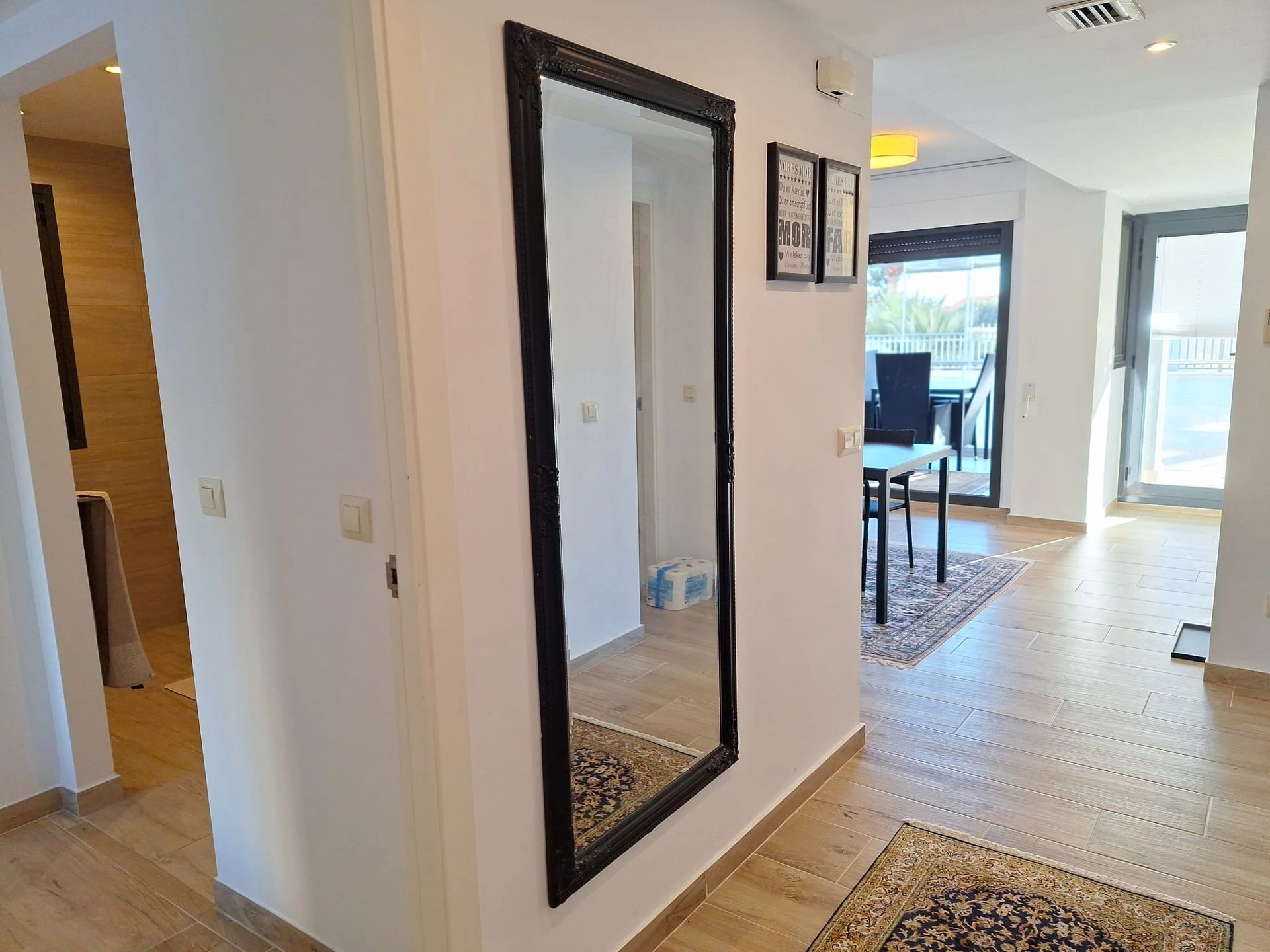 Apartamento en venta de 2 habitaciones y 2 baños con piscina comunitaria.