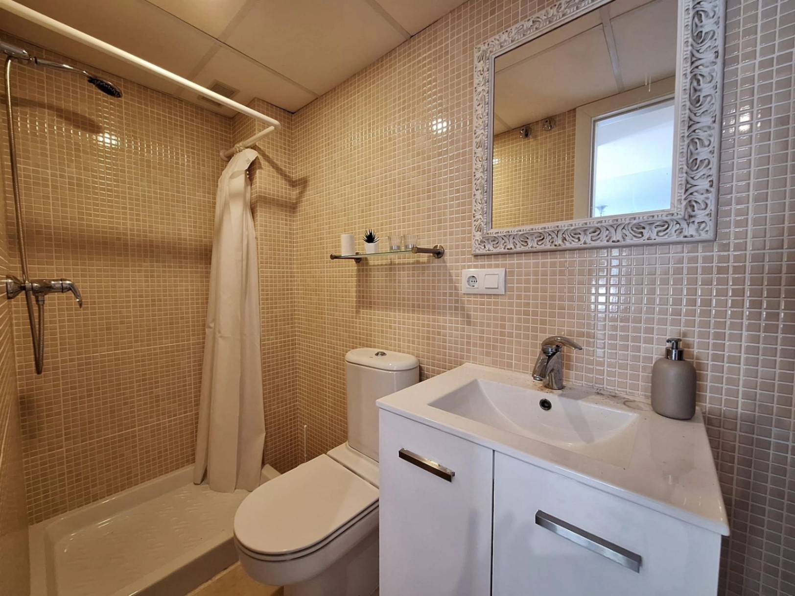 Apartamento en venta de 2 habitaciones y 2 baños con piscina comunitaria.