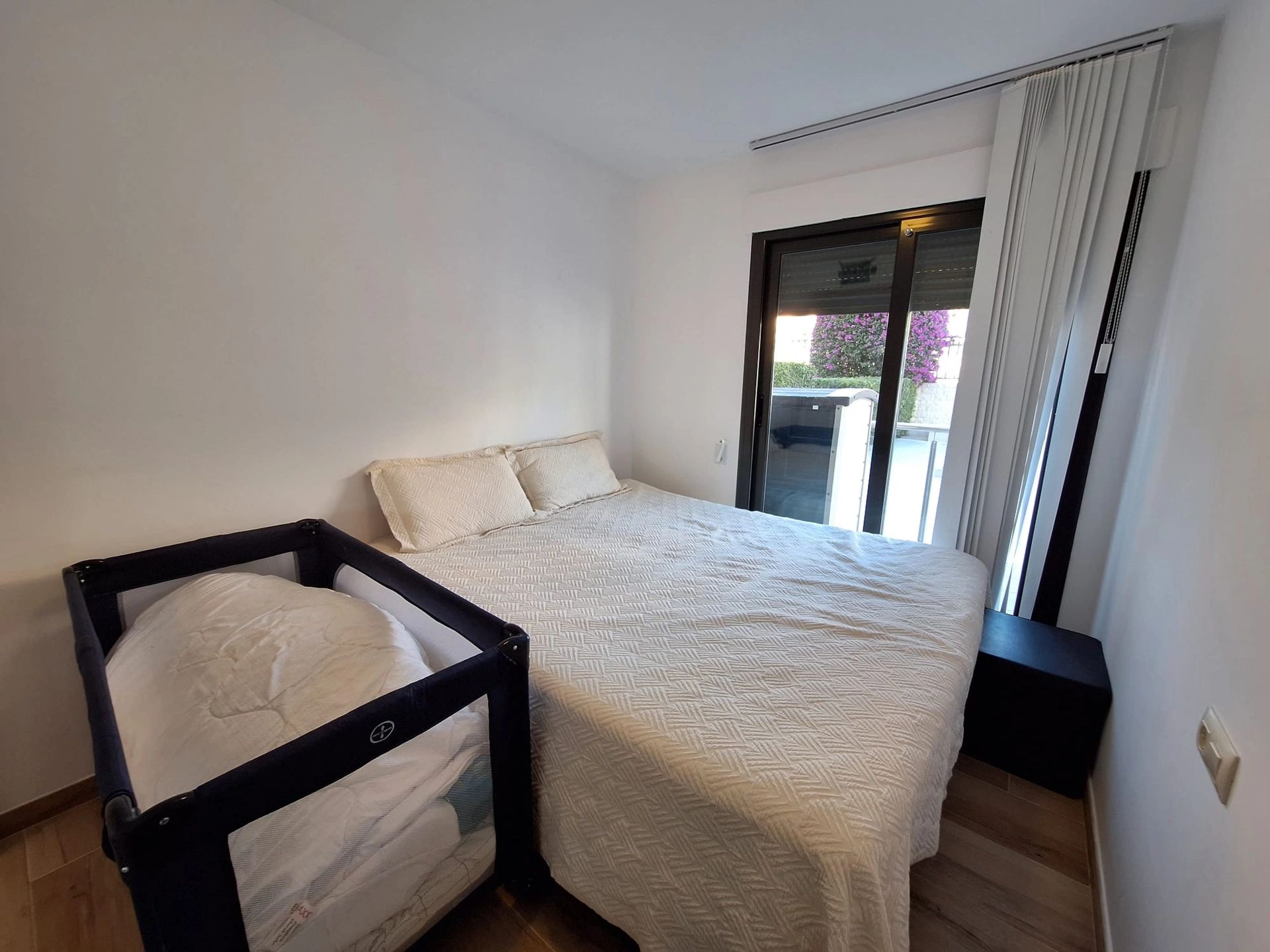 Apartamento en venta de 2 habitaciones y 2 baños con piscina comunitaria.