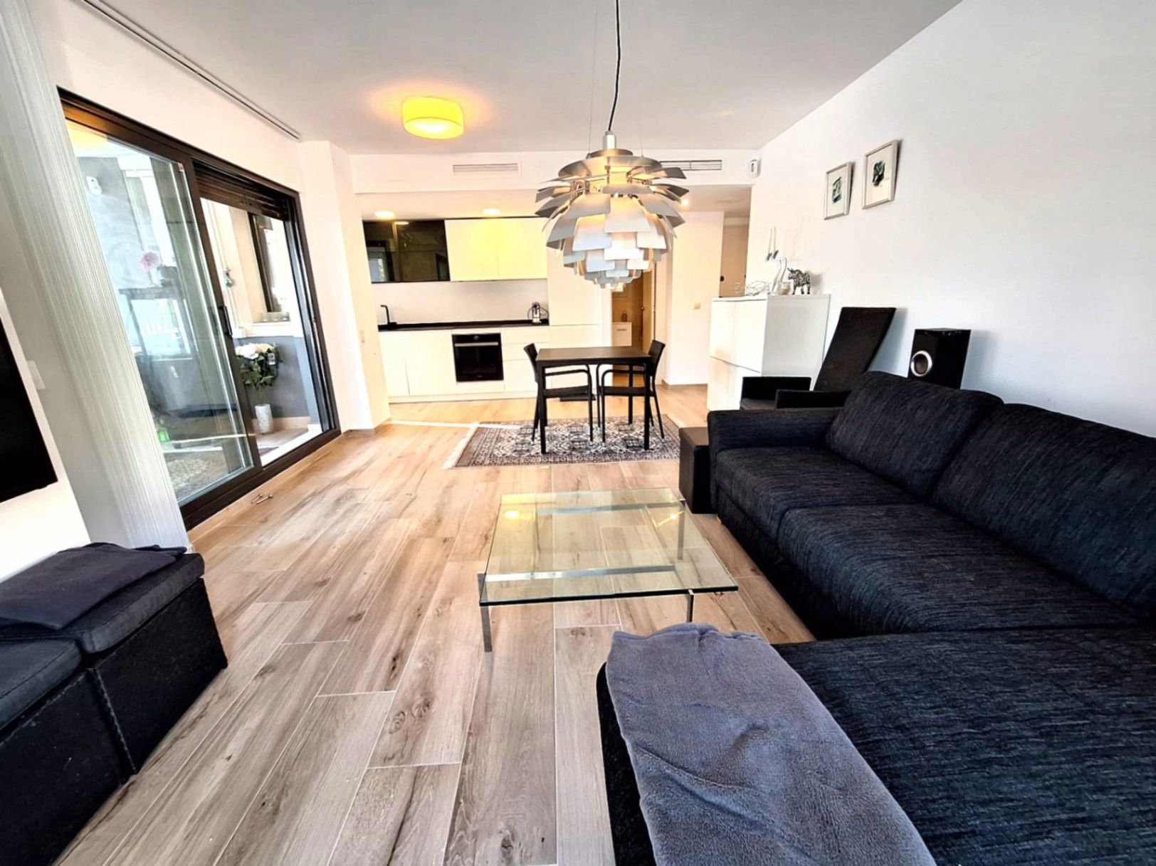 Apartamento en venta de 2 habitaciones y 2 baños con piscina comunitaria.