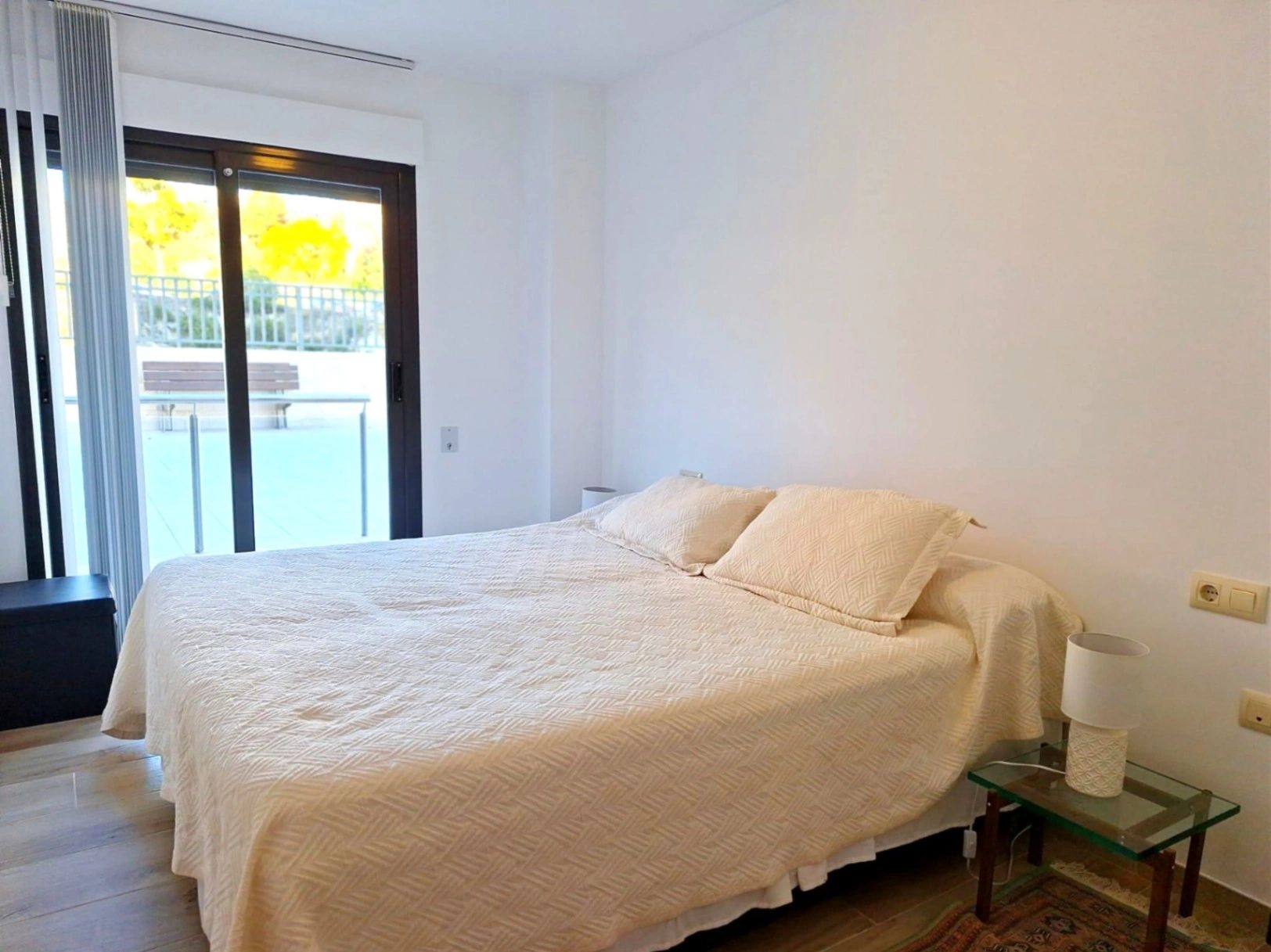 Apartamento en venta de 2 habitaciones y 2 baños con piscina comunitaria.