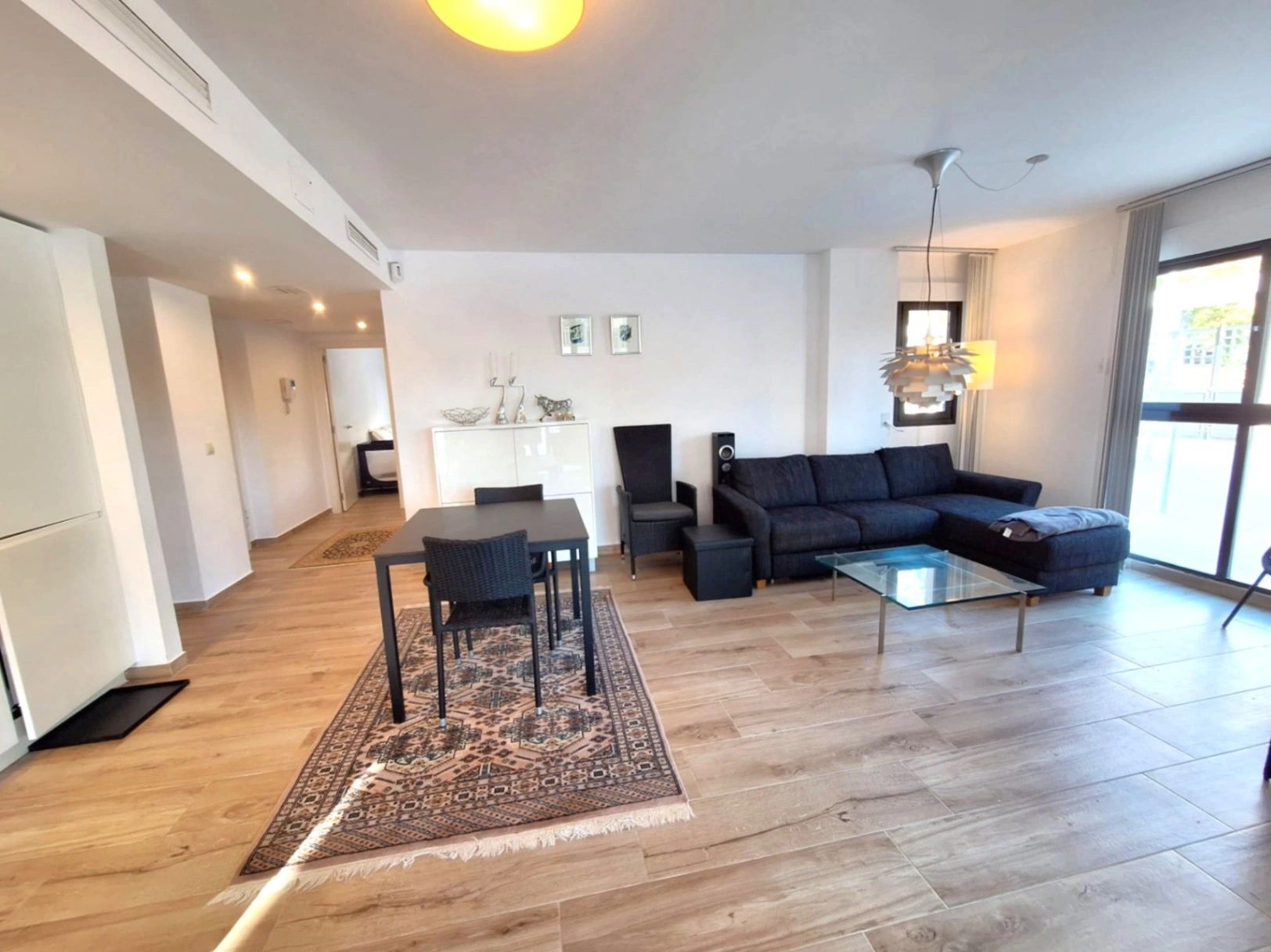 Apartamento en venta de 2 habitaciones y 2 baños con piscina comunitaria.