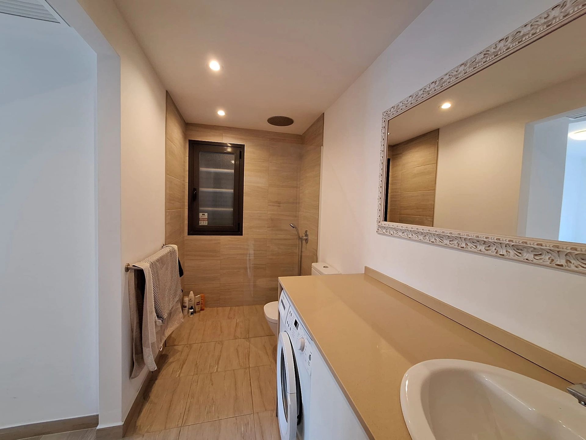 Apartamento en venta de 2 habitaciones y 2 baños con piscina comunitaria.