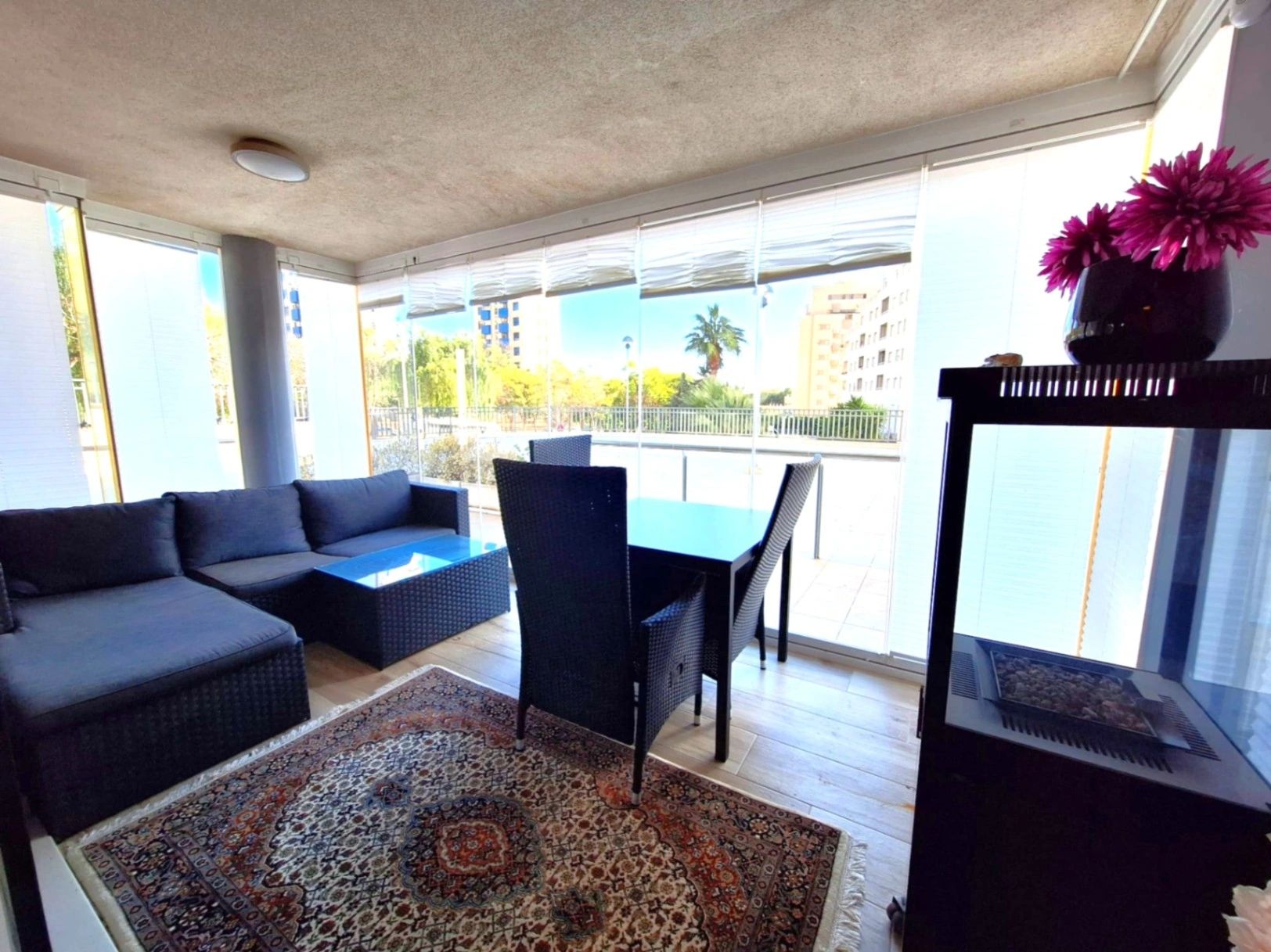 Apartamento en venta de 2 habitaciones y 2 baños con piscina comunitaria.