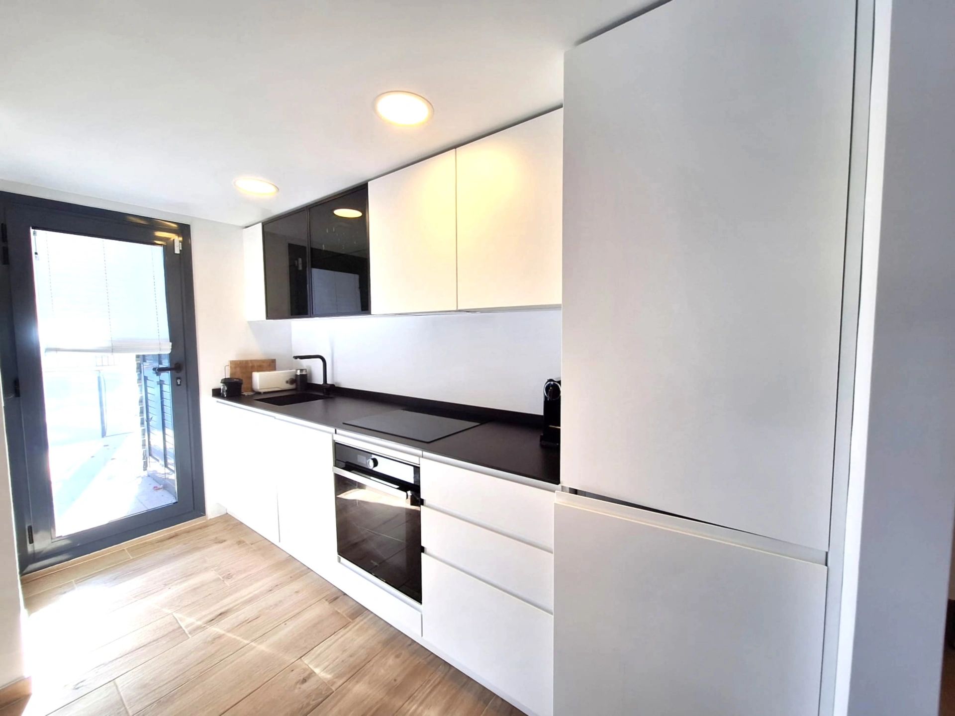 Apartamento en venta de 2 habitaciones y 2 baños con piscina comunitaria.