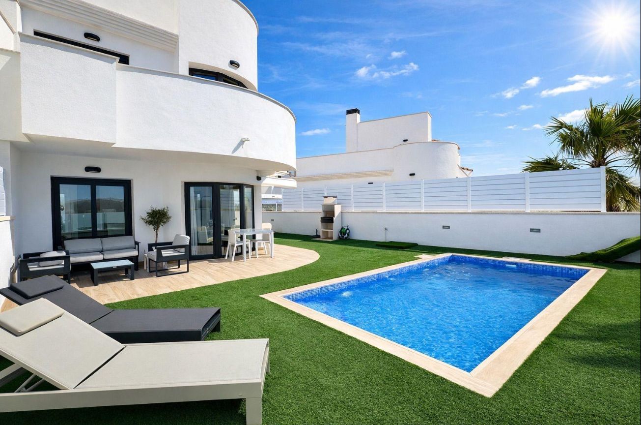 Villa para dos familias, situada en el prestigioso complejo residencial Panoramic Beach, en Finestrat
