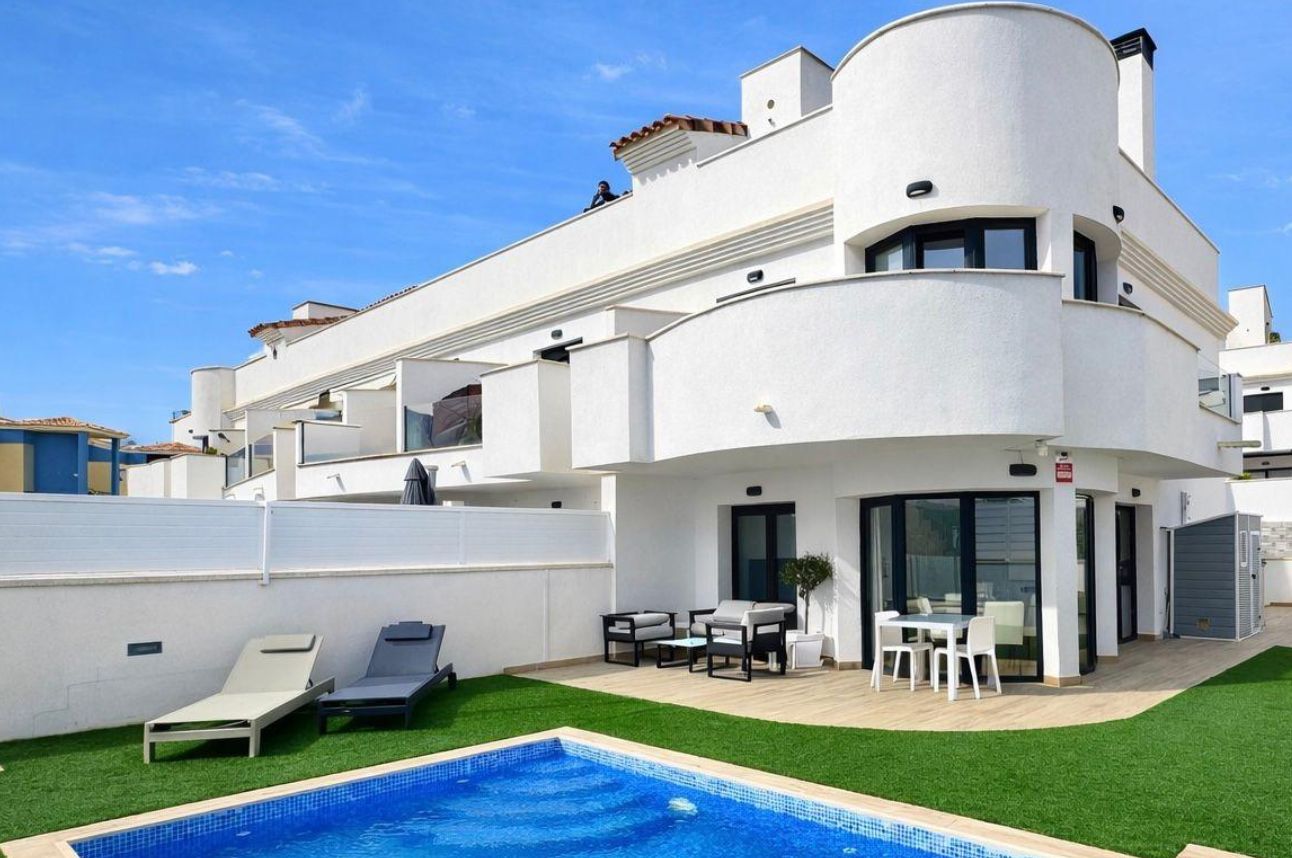 Villa para dos familias, situada en el prestigioso complejo residencial Panoramic Beach, en Finestrat