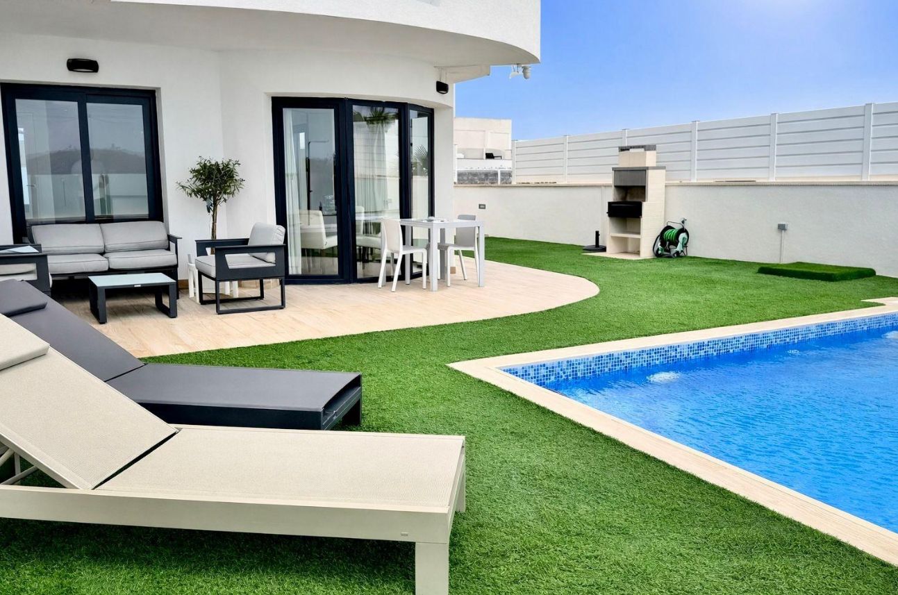 Villa para dos familias, situada en el prestigioso complejo residencial Panoramic Beach, en Finestrat
