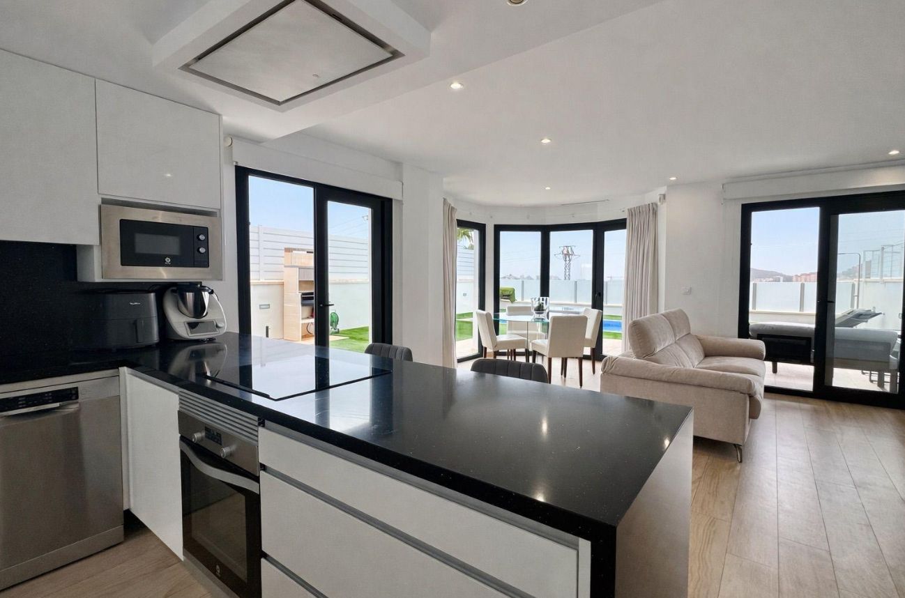 Villa para dos familias, situada en el prestigioso complejo residencial Panoramic Beach, en Finestrat