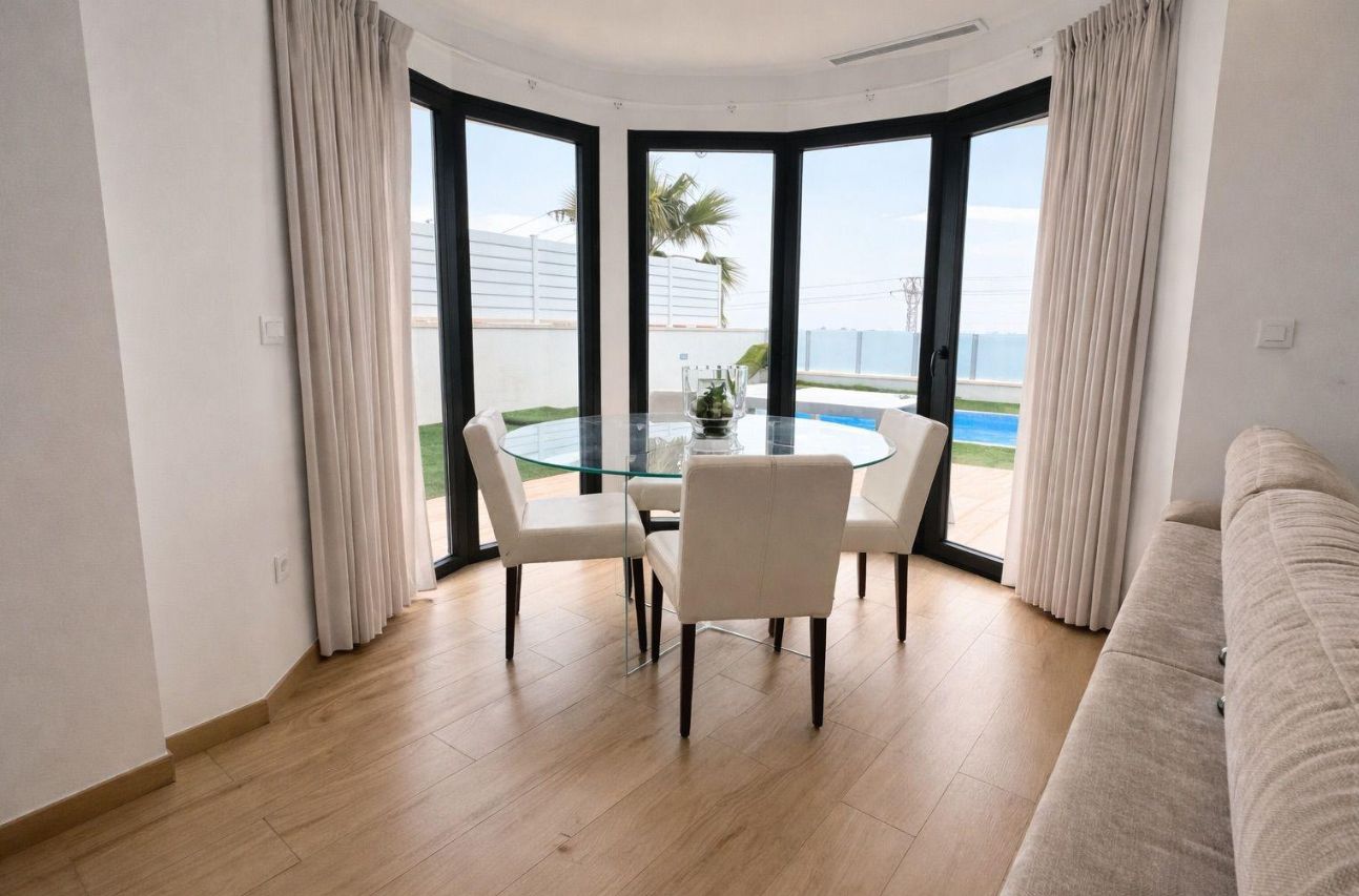 Villa para dos familias, situada en el prestigioso complejo residencial Panoramic Beach, en Finestrat