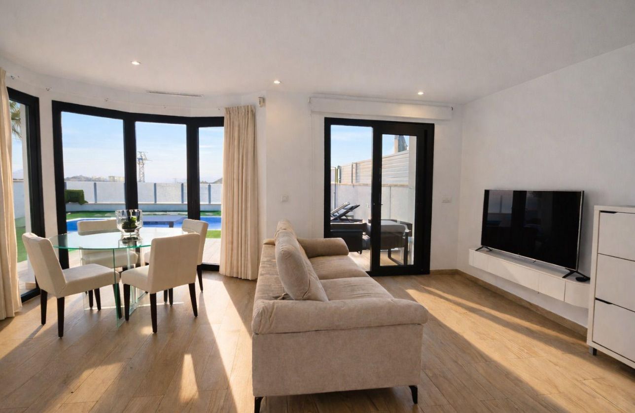Villa para dos familias, situada en el prestigioso complejo residencial Panoramic Beach, en Finestrat