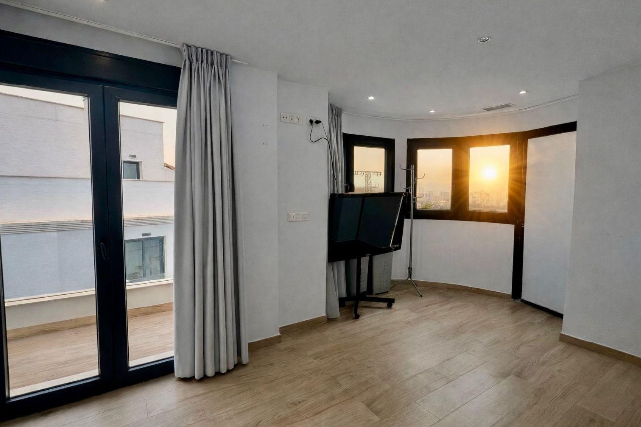 Villa para dos familias, situada en el prestigioso complejo residencial Panoramic Beach, en Finestrat