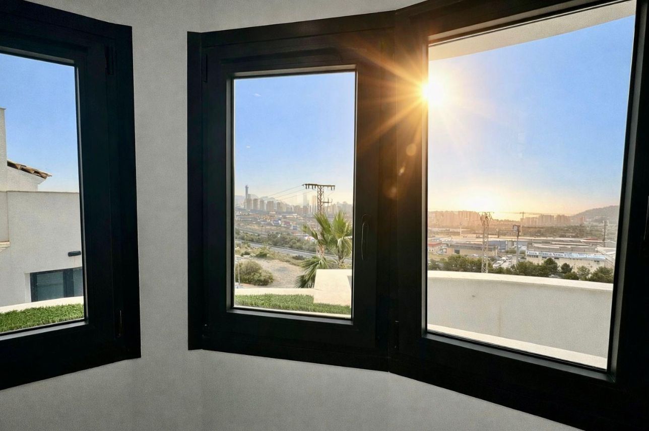 Villa para dos familias, situada en el prestigioso complejo residencial Panoramic Beach, en Finestrat