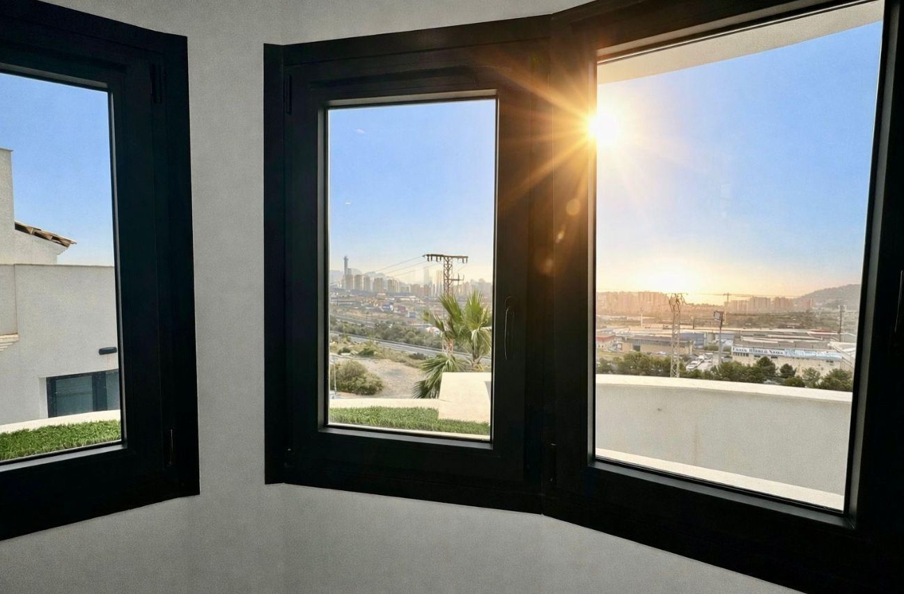 Villa para dos familias, situada en el prestigioso complejo residencial Panoramic Beach, en Finestrat
