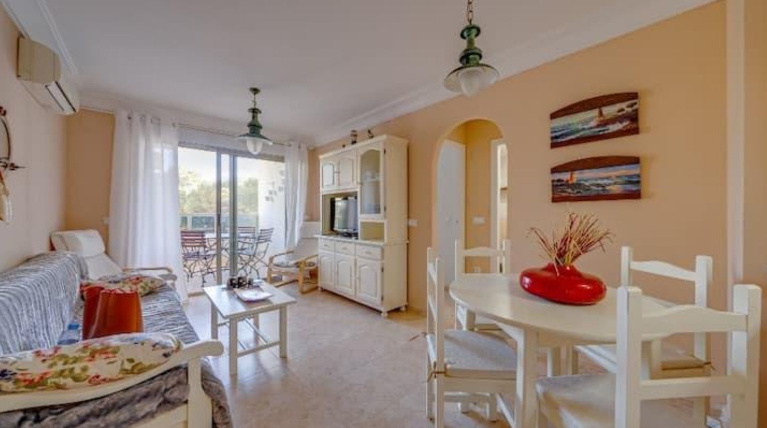 Apartamento situado en uno de los complejos residenciales más modernos y bien mantenidos. 