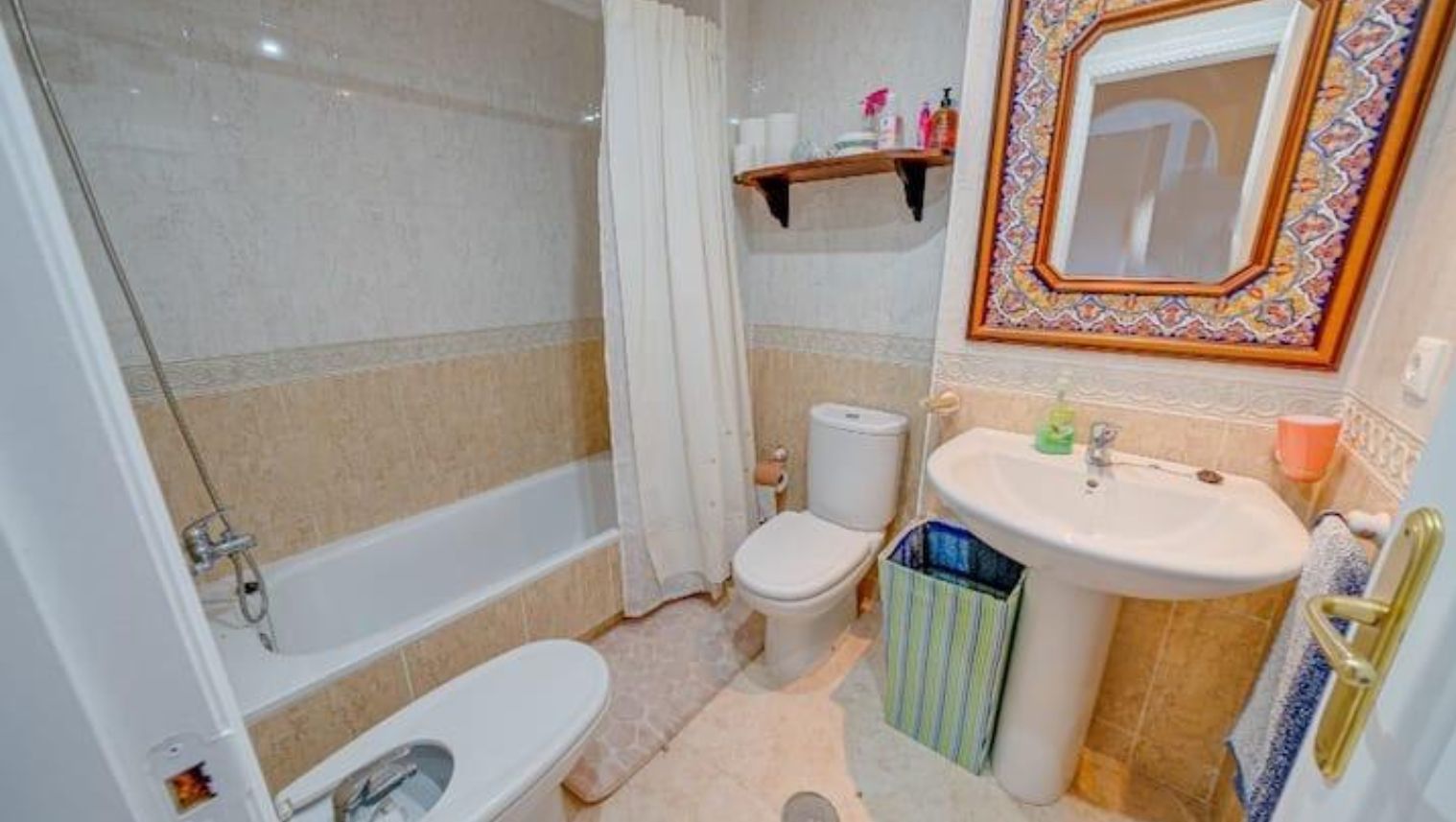 Apartamento situado en uno de los complejos residenciales más modernos y bien mantenidos. 