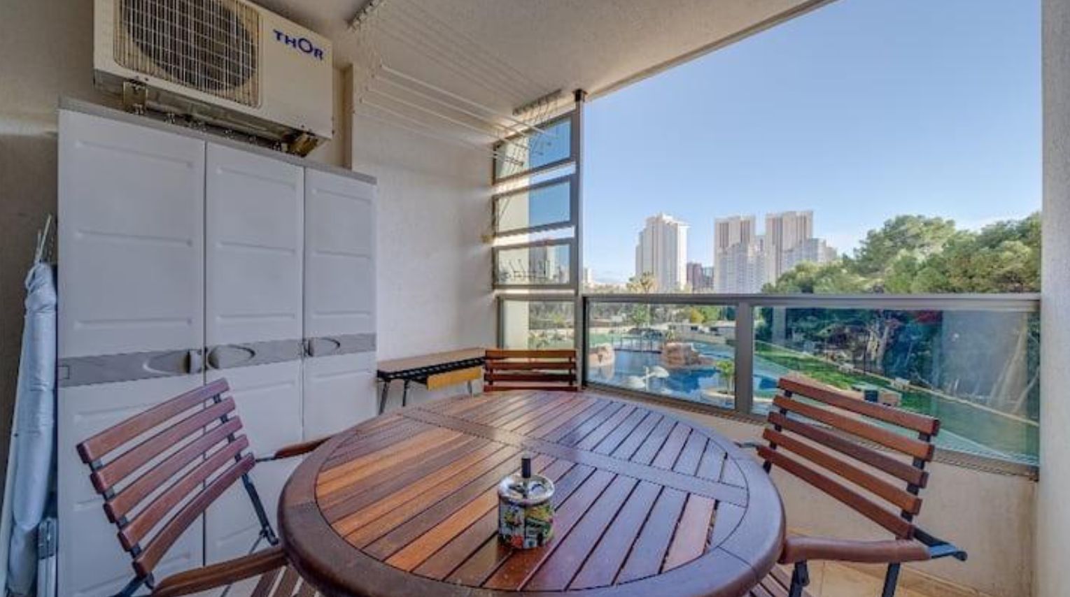 Apartamento situado en uno de los complejos residenciales más modernos y bien mantenidos. 